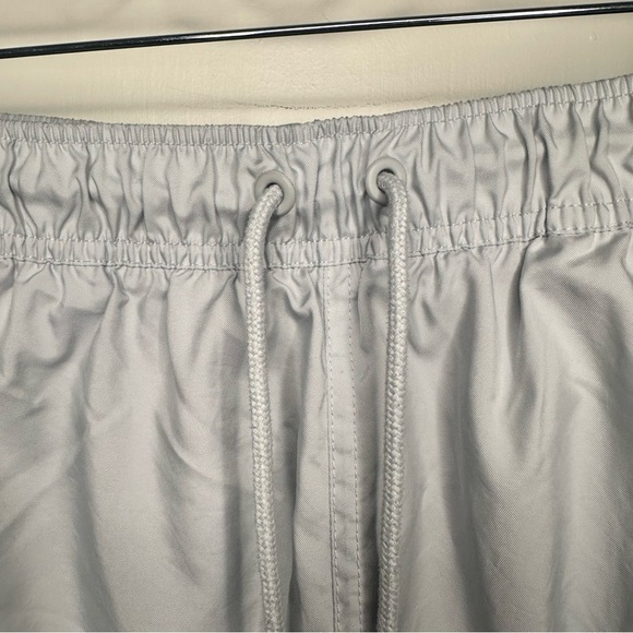 Nike Men's NSW Club Flow Shorts pure platinum/white size medium 5.5” inseam - Picture 4 of 12